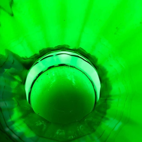 Vintage Emerald Green Glass Flower Vase - Picture 7 of 9